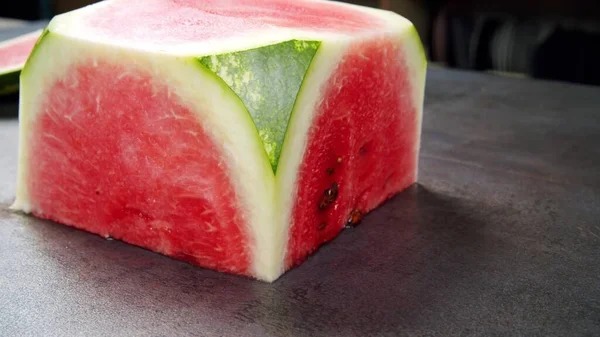 Rote Wassermelone Quadratische Scheiben Geschnitten Auf Einem Teller Auf Weißem — Stockfoto