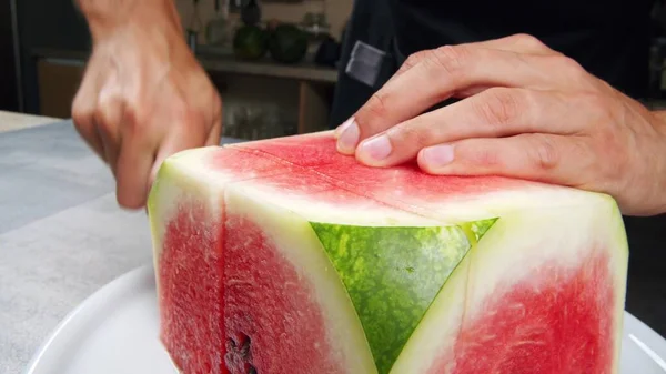 Pastèque Rouge Coupée Tranches Carrées Disposée Sur Une Assiette Sur — Photo