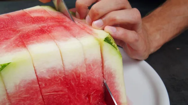 Sandía Roja Cortada Rodajas Cuadradas Colocada Plato Sobre Fondo Blanco —  Fotos de Stock