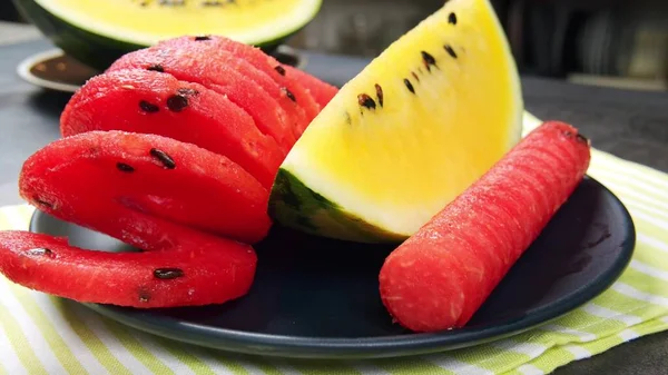 Sandía Colorida Corta Espirales Redondeles Con Una Rebanada Sandía Amarilla —  Fotos de Stock