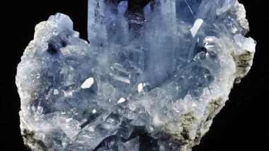 Siyah bir arkaplanda izole edilmiş metalik nikel parçasının makro fotoğrafçılığı