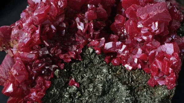 Kristaller, Mücevherler için ham doğal değerli taşlar, yüksek kaliteli taşlar.