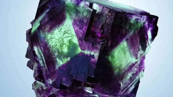 Макроминеральный Хрустальный Камень Фиолетовый Белый Кварцевые Кристаллы Аметистов Сером Фоне — стоковое фото