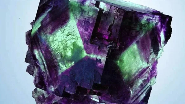 Makro Mineral Kristal Taş Gri Arka Planda Mor Beyaz Kuvars — Stok fotoğraf