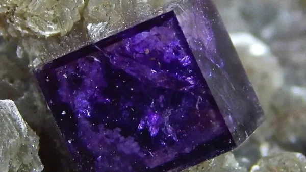 Makromineralischer Kristallstein Violette Und Weiße Quarzkristalle Aus Amethyst Auf Grauem — Stockfoto