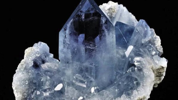 Макрофотография куска металлической никелевой руды на черном фоне