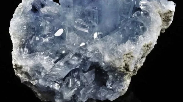Siyah bir arkaplanda izole edilmiş metalik nikel parçasının makro fotoğrafçılığı