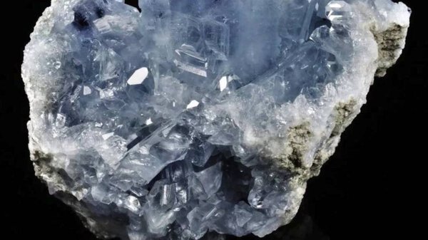 Макрофотография куска металлической никелевой руды на черном фоне