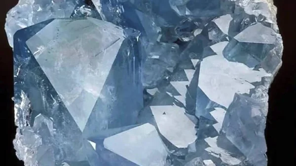Siyah bir arkaplanda izole edilmiş metalik nikel parçasının makro fotoğrafçılığı