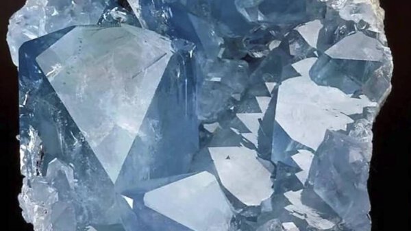 Макрофотография куска металлической никелевой руды на черном фоне