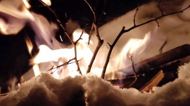 O, kızgın bir ateştir. Ormanda şenlik ateşi yanıyor. Yanan bir ateşin dokusu. Kuru dalları yakıyor. Yanan dalların dokusu