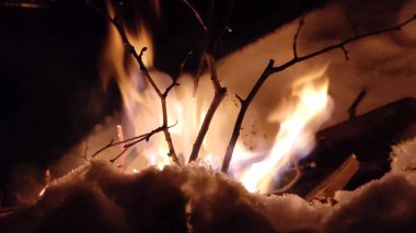 O, kızgın bir ateştir. Ormanda şenlik ateşi yanıyor. Yanan bir ateşin dokusu. Kuru dalları yakıyor. Yanan dalların dokusu