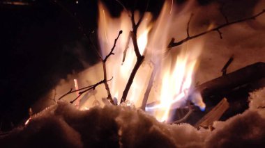 O, kızgın bir ateştir. Ormanda şenlik ateşi yanıyor. Yanan bir ateşin dokusu. Kuru dalları yakıyor. Yanan dalların dokusu