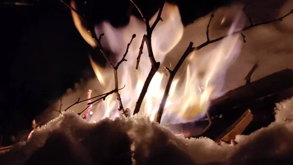 Μια Φλεγόμενη Φωτιά Καίγεται Μια Φωτιά Στο Δάσος Υφή Μιας — Φωτογραφία Αρχείου