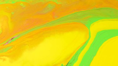 Sarı mavi turuncu. Renkler sıvıya batırıldı ve hareket halinde fotoğraflandı. soyut kompozisyon.