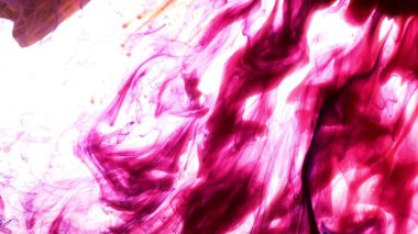 Beyaz arka planda suda hareket eden parlak pembe mürekkep. Suda dönen akrilik mürekkep.