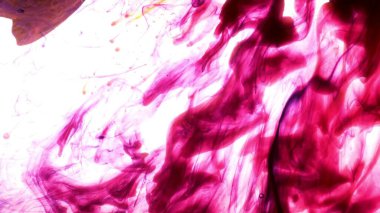 Beyaz arka planda suda hareket eden parlak pembe mürekkep. Suda dönen akrilik mürekkep.