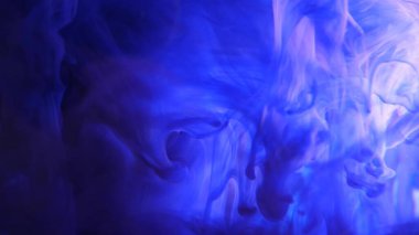 Sıvı boya sıçrama ve girdaplarla sanat eserlerini karıştırıyor. Mavi ve beyaz yanardöner renkleriyle ayrıntılı arkaplan hareketi