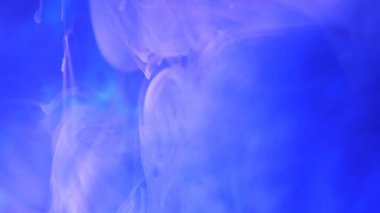 Sıvı boya sıçrama ve girdaplarla sanat eserlerini karıştırıyor. Mavi ve beyaz yanardöner renkleriyle ayrıntılı arkaplan hareketi