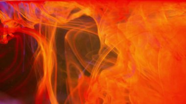 Sudaki renk patlamasının turuncu-kırmızı animasyonu. Başlangıçta hızlanma ile yavaş çekim