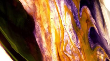 Çok renkli suluboya arkaplan, elle çizilmiş. Sarı, turuncu, mor ve mor çok renkli noktalar.