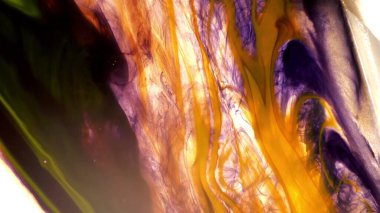 Çok renkli suluboya arkaplan, elle çizilmiş. Sarı, turuncu, mor ve mor çok renkli noktalar.