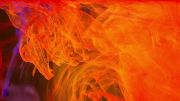 水の中の色の爆発のオレンジ色の赤のアニメーション 最初は加速とスローモーション — ストック写真
