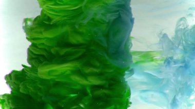 Beyaz arka planda güzel yeşil ve mavinin soyut bulanıklığı