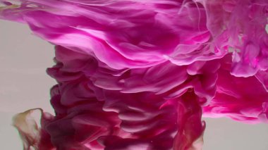 Çok güzel mor bir girdap deseni. Sanatsal tasarım. Beyaz arka planda renkli boyaların patlaması