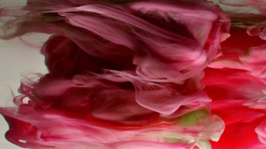 Suyun altında dönen kestane rengi suluboya arka plan. Renkli soyut patlama etkisi. Kırmızı şarabın rengi