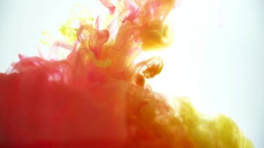 Kırmızı ve sarı suluboya arka plan, suyun altında kıvrılıyor. Soyut patlama efekti rengi.