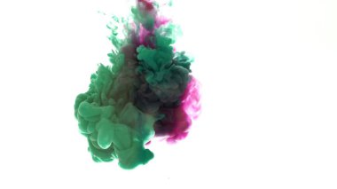 Beyaz arka planda, suda renkli boya patlaması.