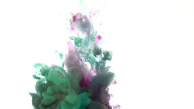 Beyaz arka planda, suda renkli boya patlaması.