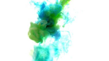 Beyaz arka planda, suda renkli boya patlaması.