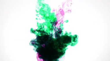 Beyaz arka planda, suda renkli boya patlaması.