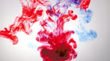 Beyaz arka planda, suda renkli boya patlaması.