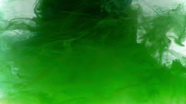 青い背景に美しい緑の抽象的なぼかし — ストック写真