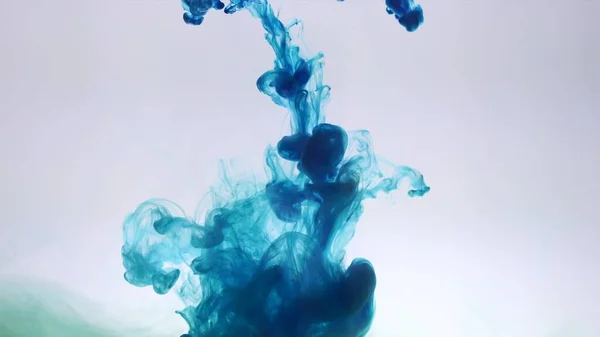 白い背景に水に着色された塗料の爆発 — ストック写真