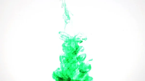 Μια Έκρηξη Έγχρωμων Χρωμάτων Στο Νερό Λευκό Φόντο — Φωτογραφία Αρχείου