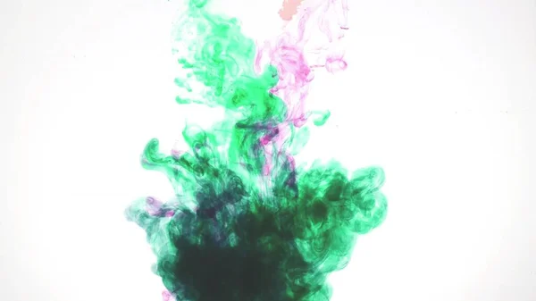 白い背景に水に着色された塗料の爆発 — ストック写真