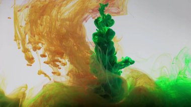 Beyaz arka planda, suda renkli boya patlaması.