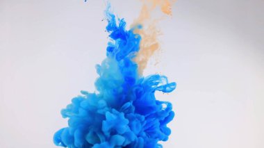 Beyaz arka planda, suda renkli boya patlaması.