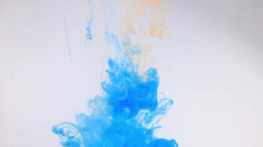 Beyaz arka planda, suda renkli boya patlaması.