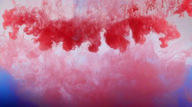 Beyaz arka planda, suda renkli boya patlaması.