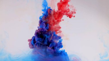 Beyaz arka planda, suda renkli boya patlaması.