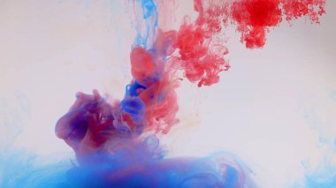 Beyaz arka planda, suda renkli boya patlaması.