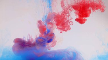 Beyaz arka planda, suda renkli boya patlaması.