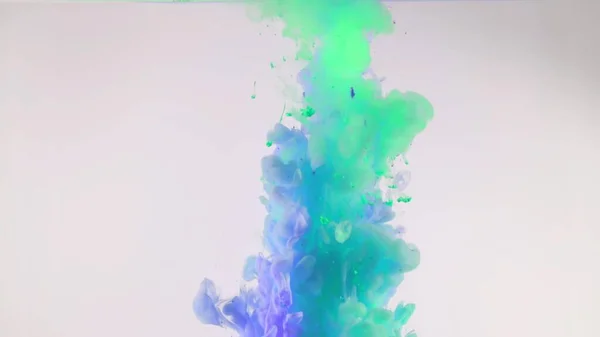 Uma Explosão Tintas Coloridas Água Fundo Branco — Fotografia de Stock