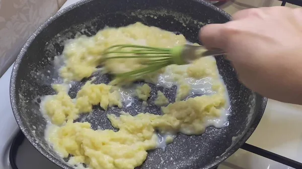 Mezclar Mantequilla Derretida Crema Agria Una Sartén Estufa Primer Plano —  Fotos de Stock