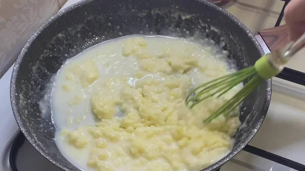 Mélanger Beurre Fondu Crème Sure Dans Une Poêle Sur Cuisinière — Photo